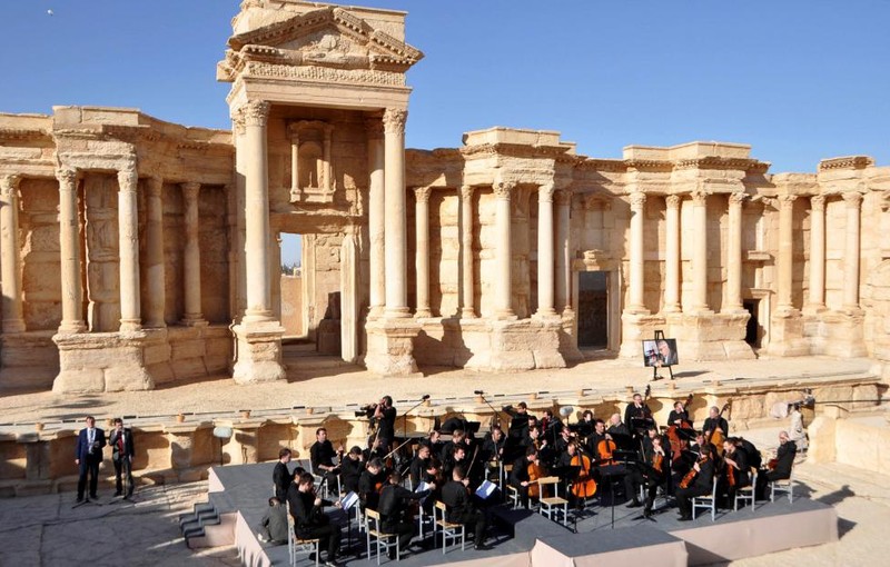 Chum anh: Dan nhac Nga bieu dien o Palmyra, Syria